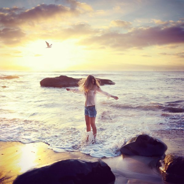 Девушка на берегу моря