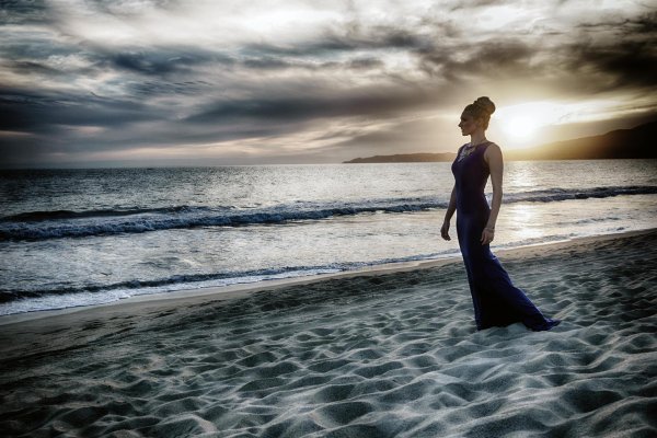 Девушка на берегу моря