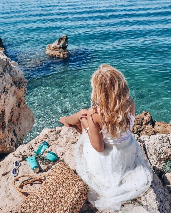 Девушка на берегу моря