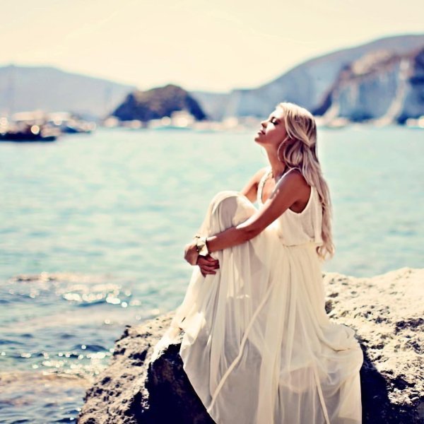 Девушка на берегу моря