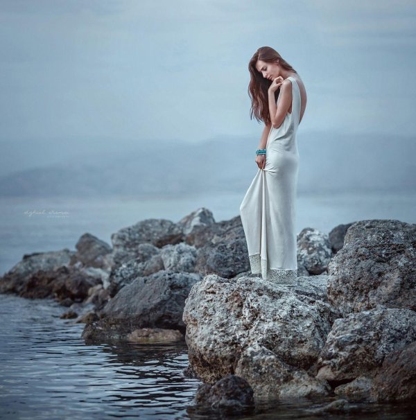 Девушка на берегу моря