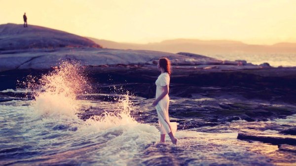 Девушка на берегу моря