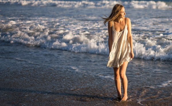 Девушка на берегу моря