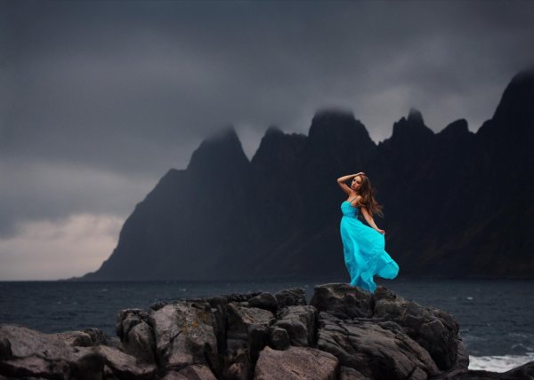 Девушка на берегу моря