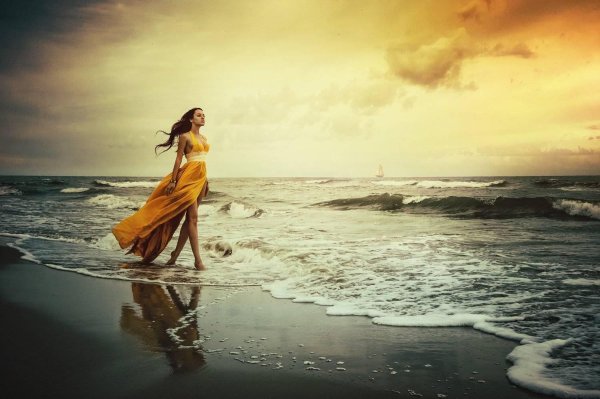 Девушка на берегу моря