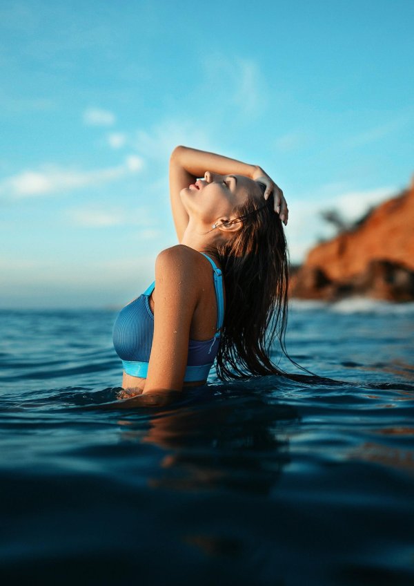 Девушка на берегу моря