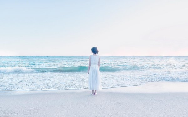 Девушка на берегу моря