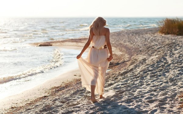 Девушка на берегу моря