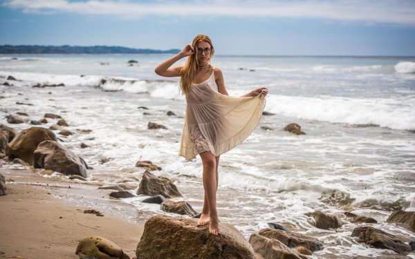 Девушка на берегу моря