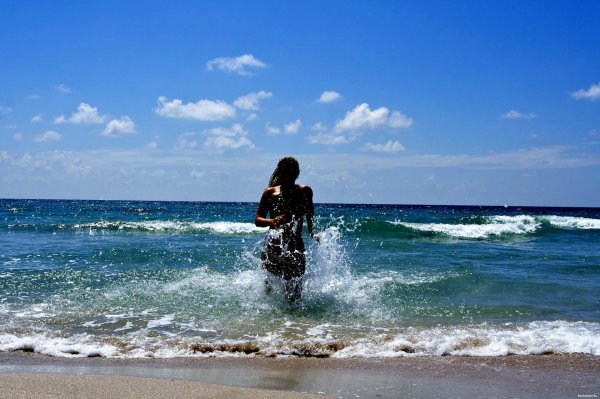 Девушка на берегу моря