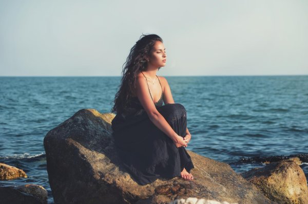 Девушка на берегу моря