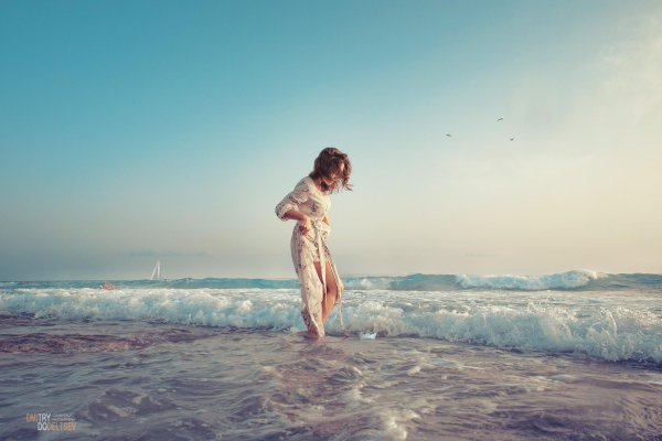 Девушка на берегу моря