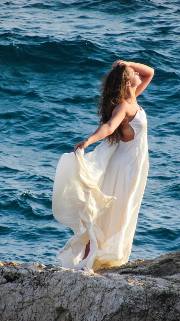 Девушка на берегу моря