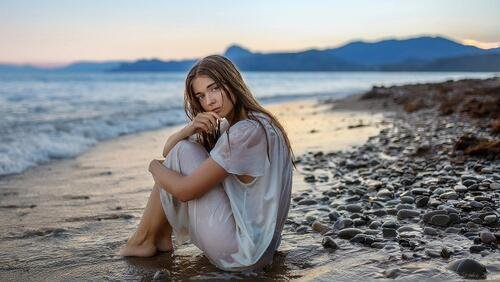 Девушка на берегу моря