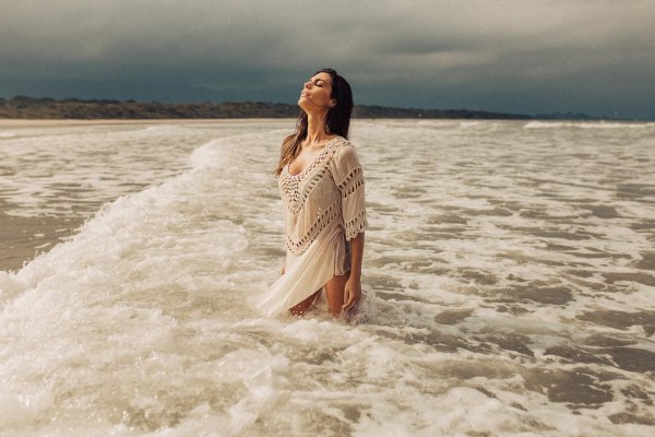 Девушка на берегу моря