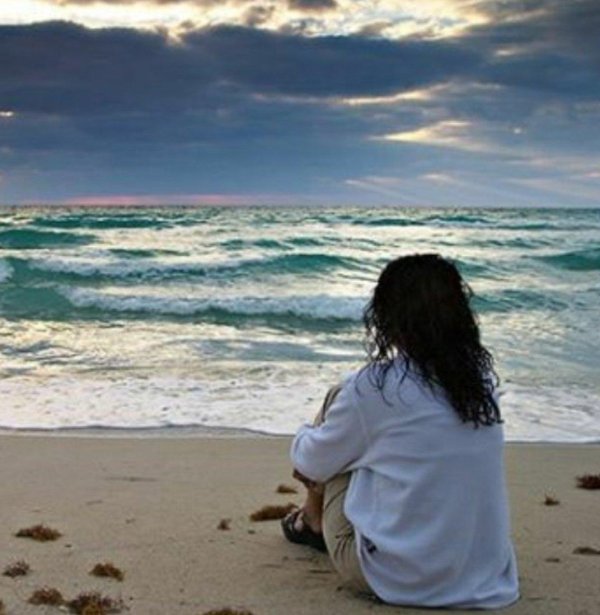 Девушка на берегу моря