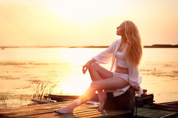 Девушка на берегу моря