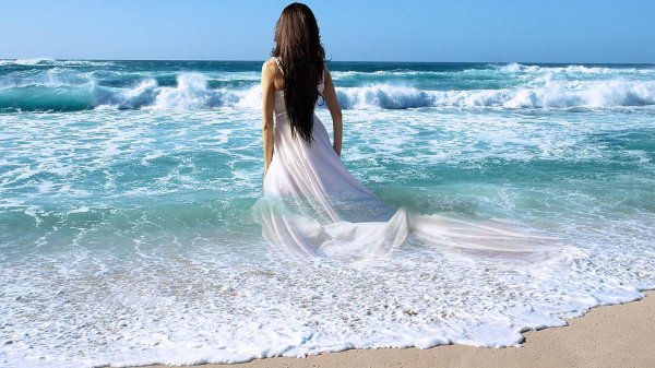 Девушка на берегу моря