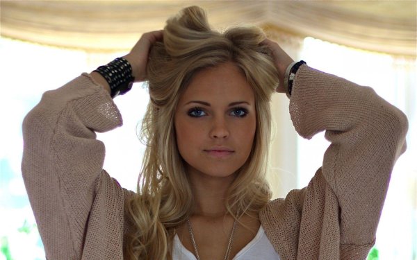 Девушка блондинка