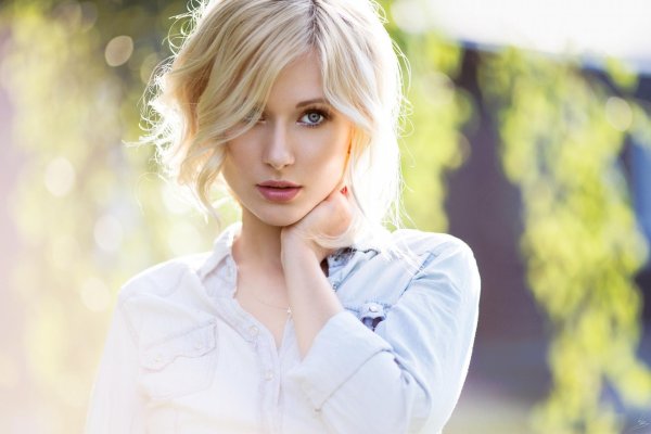 Девушка блондинка