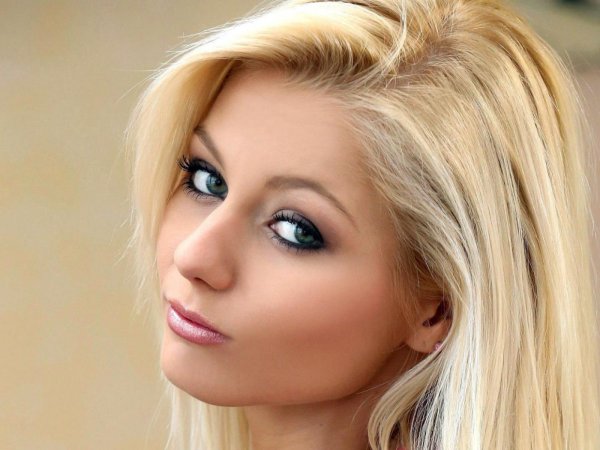 Девушка блондинка