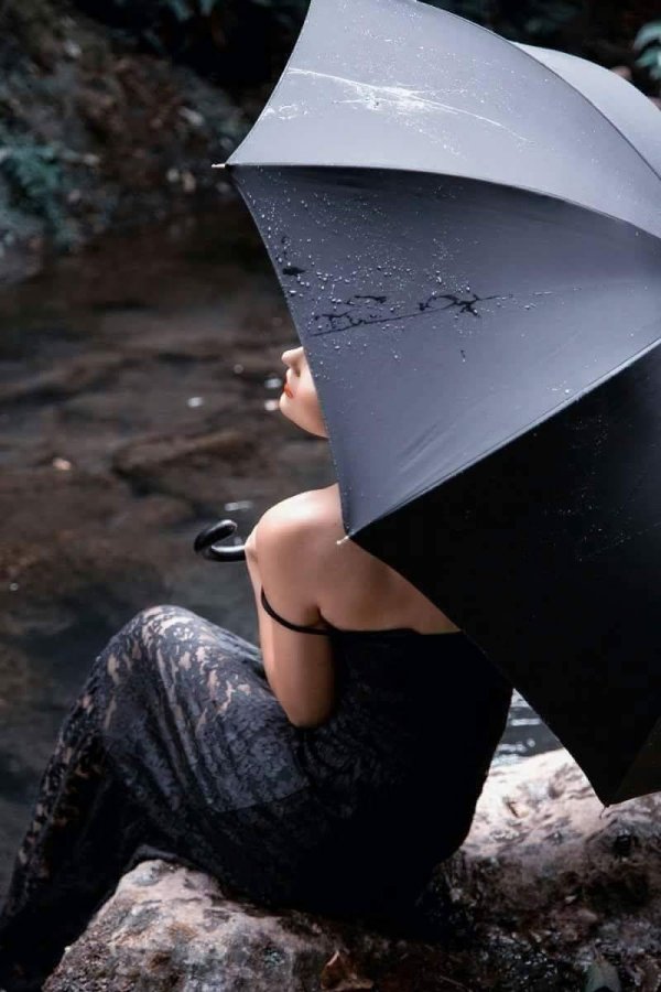 Девушка под дождем