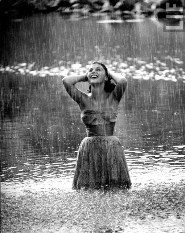 Девушка под дождем