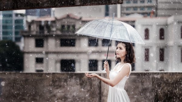 Девушка под дождем