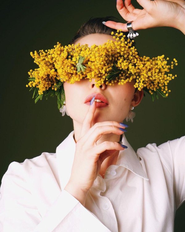 Девушка с мимозой