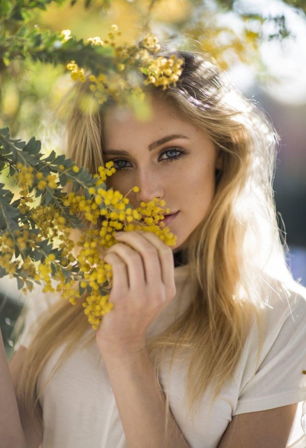 Девушка с мимозой