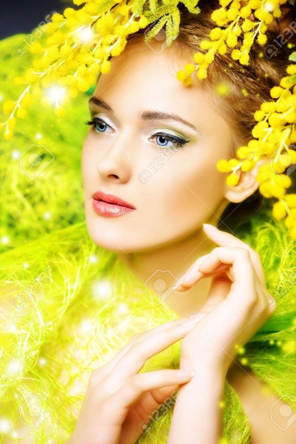 Девушка с мимозой