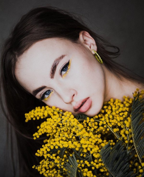 Девушка с мимозой