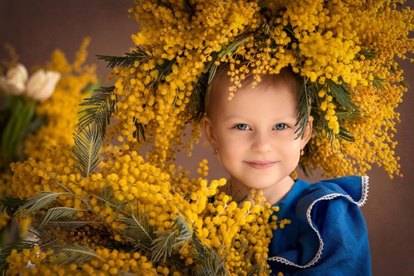 Девушка с мимозой