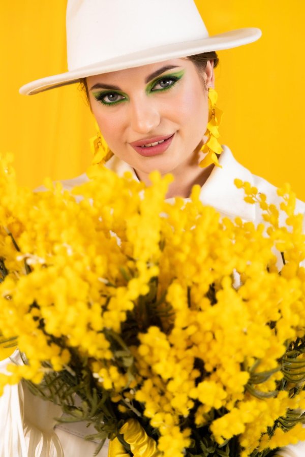 Девушка с мимозой