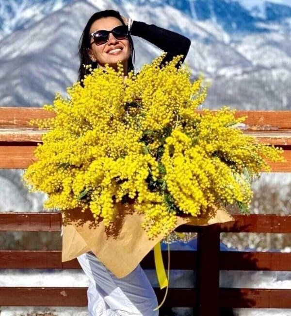 Девушка с мимозой