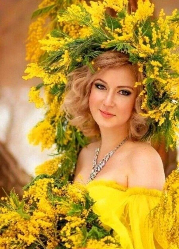 Девушка с мимозой