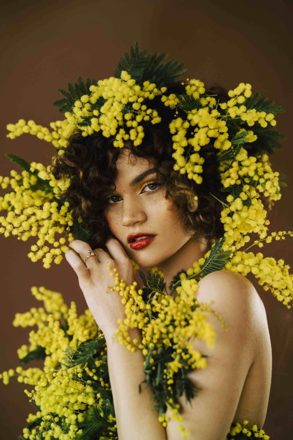 Девушка с мимозой