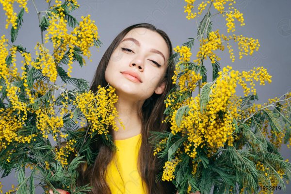 Девушка с мимозой