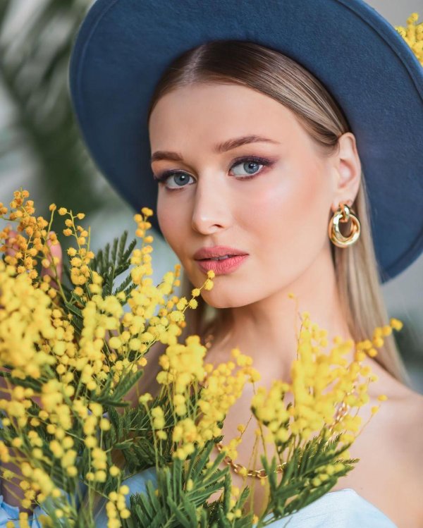 Девушка с мимозой