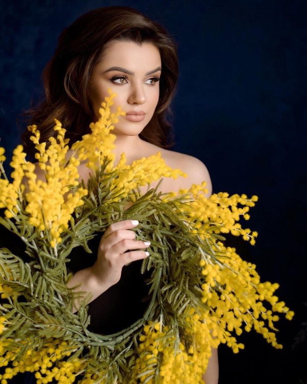 Девушка с мимозой