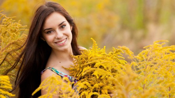 Девушка с мимозой