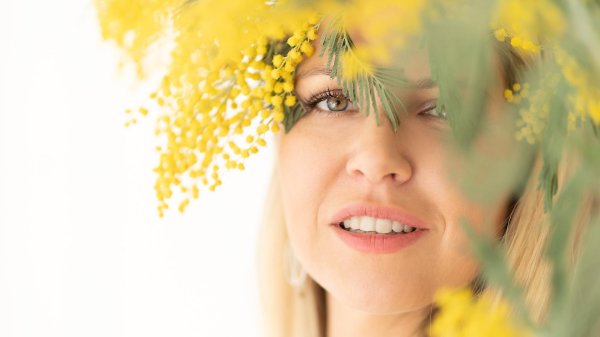 Девушка с мимозой