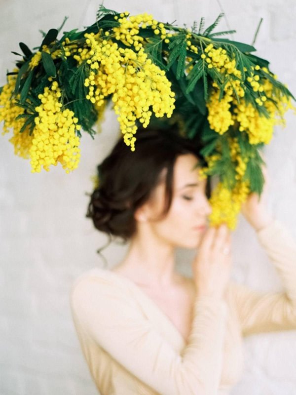 Девушка с мимозой