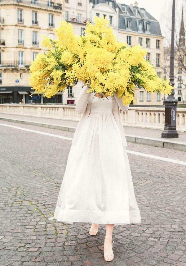 Девушка с мимозой