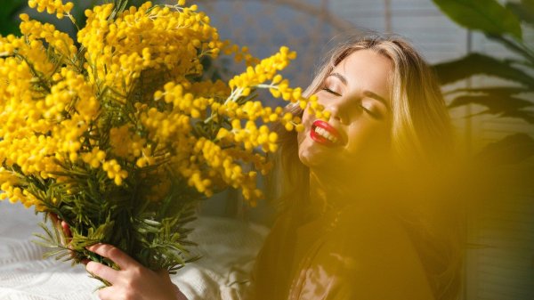 Девушка с мимозой