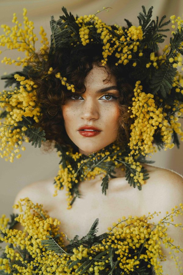 Девушка с мимозой