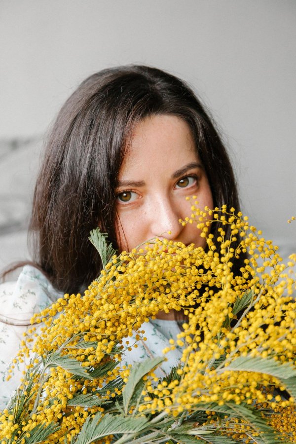 Девушка с мимозой