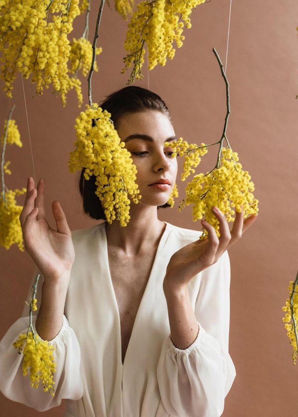 Девушка с мимозой