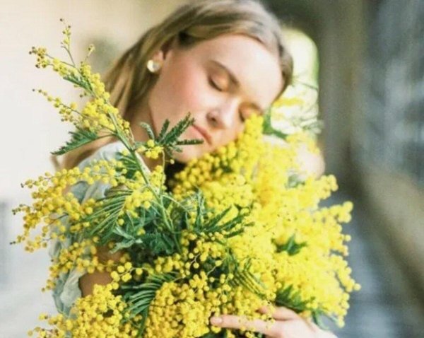 Девушка с мимозой