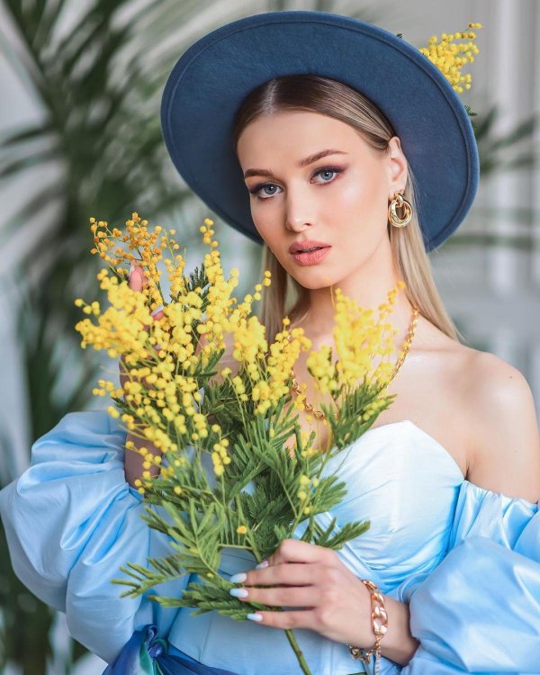 Девушка с мимозой